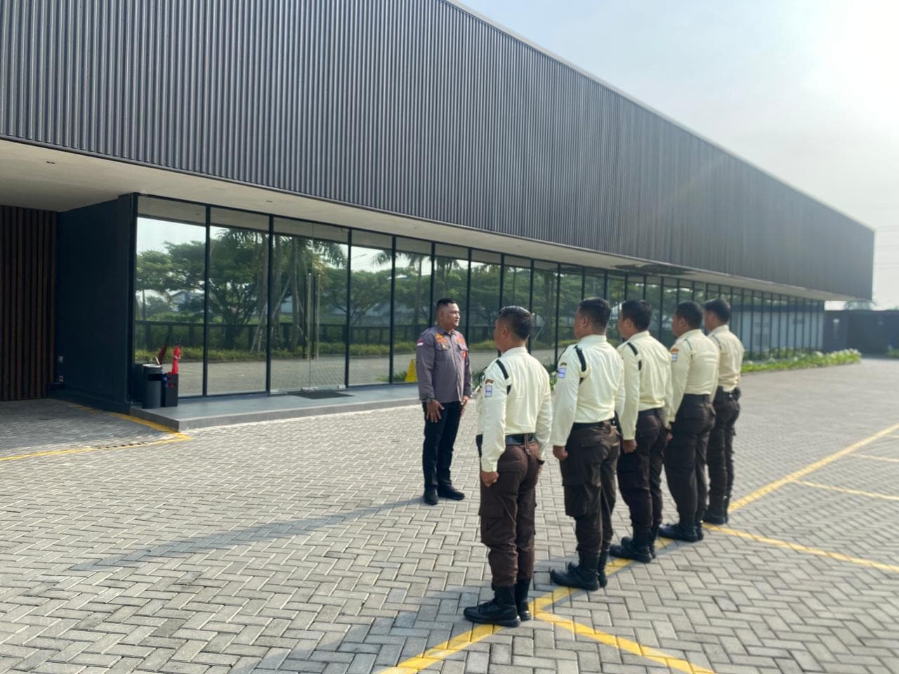 Tim pengamanan SKN apel di depan fasilitas modern klien