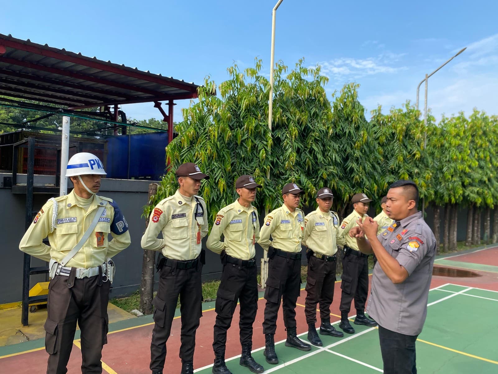 Tim pengamanan SKN sedang apel di lapangan