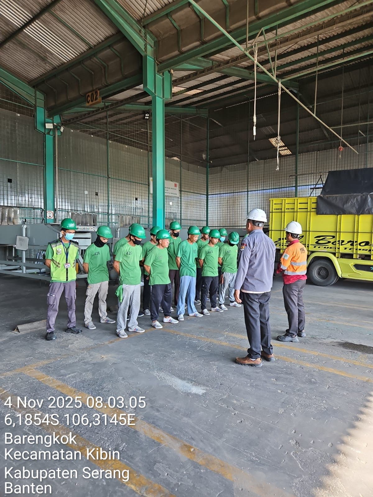 Briefing operasional di gudang